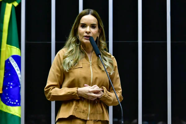 imagem colorida mostra senadora daniella ribeiro - Metrópoles