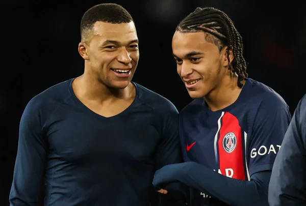 Imagem colorida de Kylian e Ethan Mbappé - Metrópoles