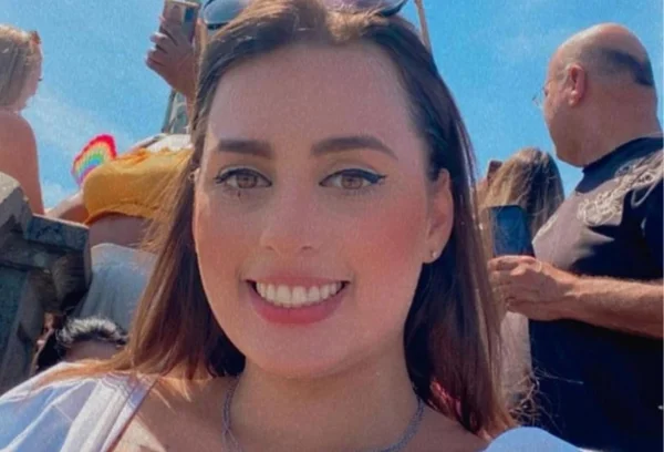 Foto colorida de Alana Azarlas, dealer da festa de Neymar - Metrópoles