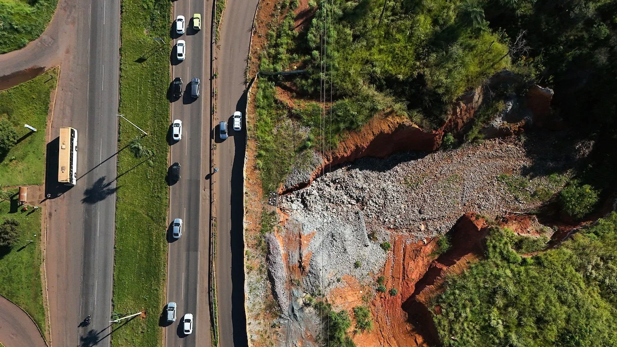 Obra às margens da BR-040 para conter voçoroca deve ficar pronta em 6 meses