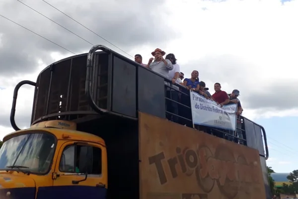 Ibaneis Rocha é recebido com festa em Corrente (PI)