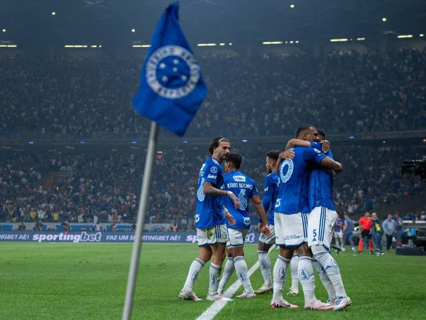Imagem colorida do time do Cruzeiro comemorando gol