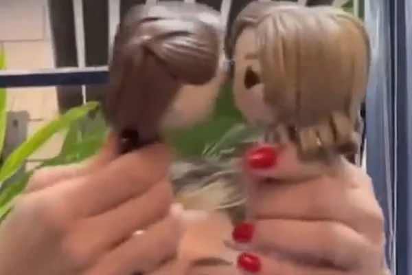 Atrizes de Vai na Fé alfinetam Globo por censura a beijo lésbico