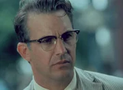 Em "JFK: A Pergunta que Não Quer Calar" (1991), Stone especula e toma liberdades interpretativas sobre o assassinato de John F. Kennedy Em "JFK: A Pergunta que Não Quer Calar" (1991), Stone especula e toma liberdades interpretativas sobre o assassinato de John F. Kennedy