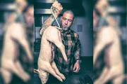 Em foto apenas de toalha, Fogaça mostra corpo repleto de tatuagens - imagem 5
