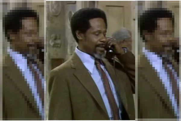 Raymond Allen falando ao telefone