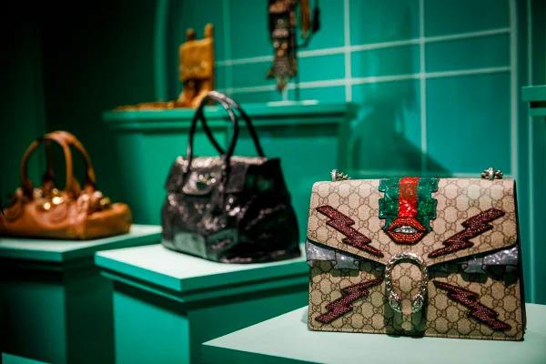 Exposição Bags: Inside Out, no museu Victoria & Albert, em Londres