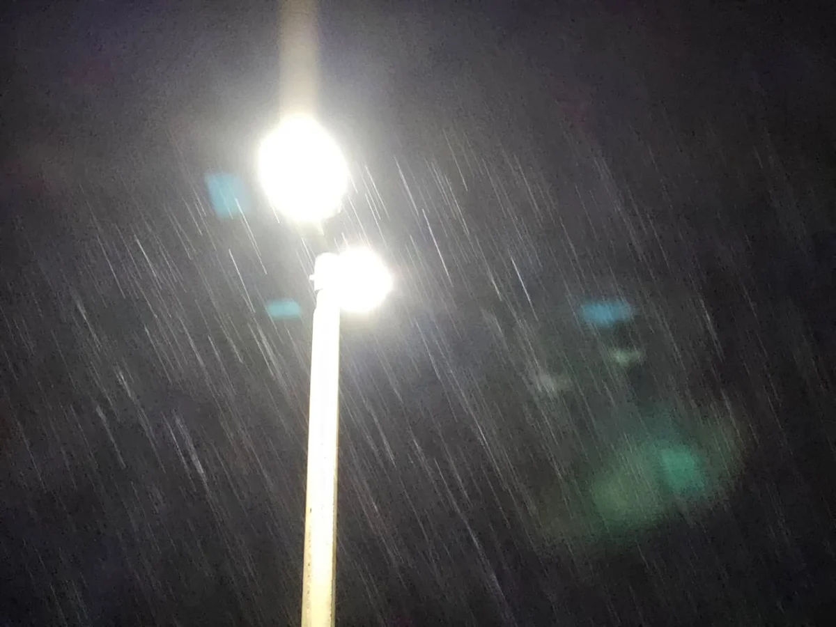 Poste de luz e pingos de chuva - Metrópoles