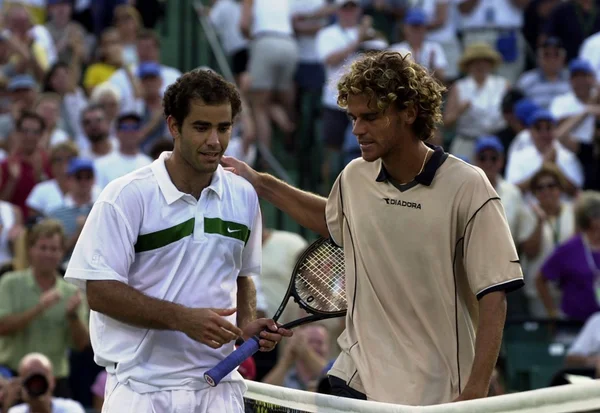 Guga e Pete Sampras se cumprimentam