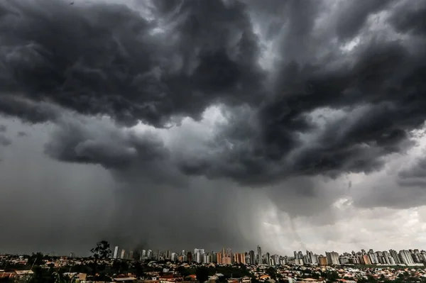 Temporal deixa uma pessoa morta no litoral de São Paulo