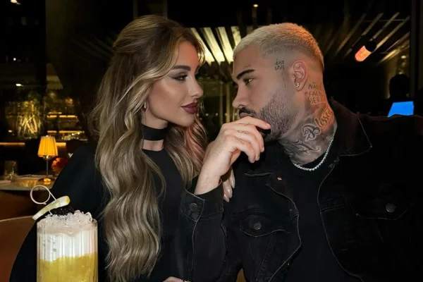 Imagem colorida de Kevinho ao lado da noiva Thais Pinheiro