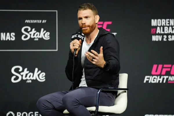 Comentarista do UFC detalha momento em que Raoni teve apagão: “Assustador” - destaque galeria Comentarista do UFC detalha momento em que Raoni teve apagão: “Assustador” - destaque galeria