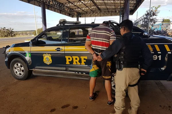 PRF prende lutador de MMA condenado por roubo em blitz na BR-070