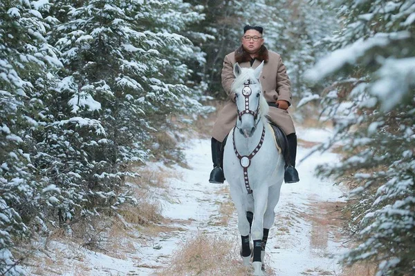 Kim Jong-un cavalgando em cavalo branco