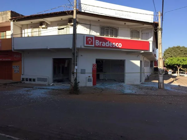 Homem quebra porta e invade agência bancária na Asa Norte