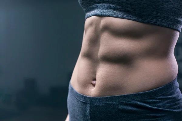 Imagem colorida de mulher mostrando o abdominal tonificado -Metropoles - abdomen