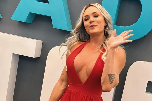 Juju Salimeni surpreende com fotos de antes e depois