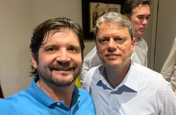 André do Prado e Tarcísio de Freitas