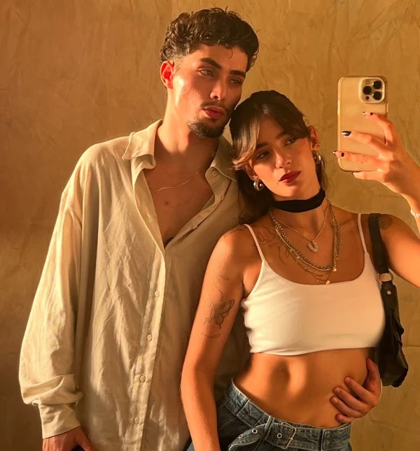 Gui Vieira e Victoria Odoricio posam juntos para selfie - Metrópoles