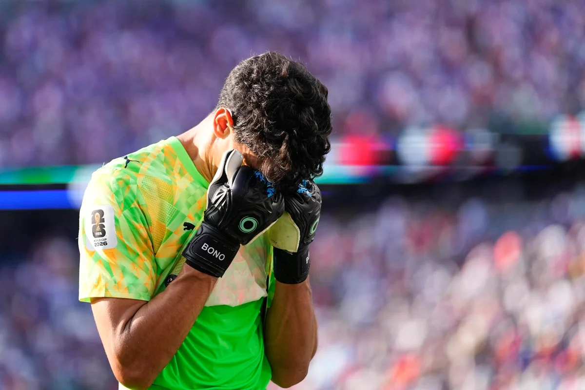 Goleiro Bounou, do Marrocos, após fim da partida contra a França Goleiro Bounou, do Marrocos, após fim da partida contra a França