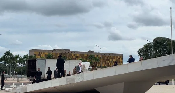 Obras danificadas no 8 de Janeiro chegam ao Planalto