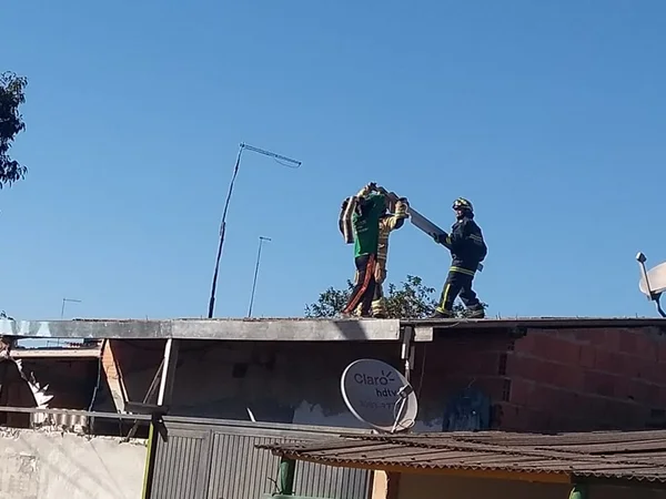Bombeiros são atacados durante ocorrência e ficam feridos no DF