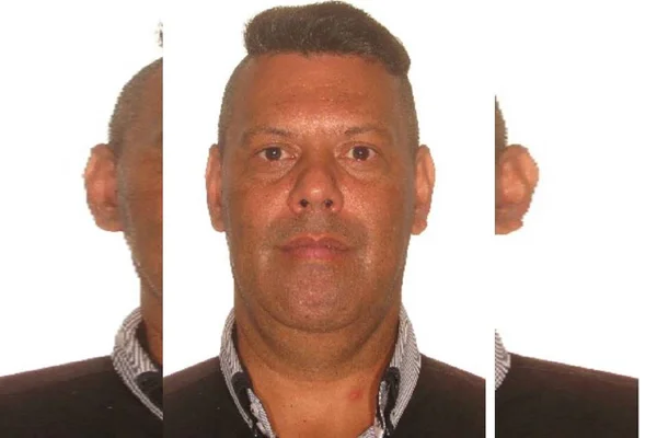 foto colorida de rosto de homem com topete