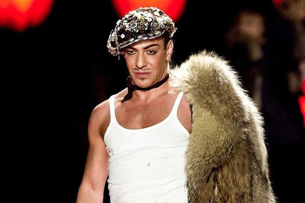 foto com cor. john galliano - metrópoles