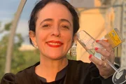Silvia Buarque posa com taça de champanhe