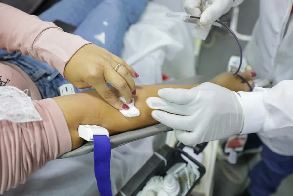 Fotografia colorida mostrando braço durante doação de sangue-Metrópoles