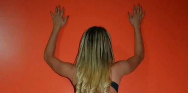 MC Bandida posta foto do bumbum para comemorar 500 mil seguidores