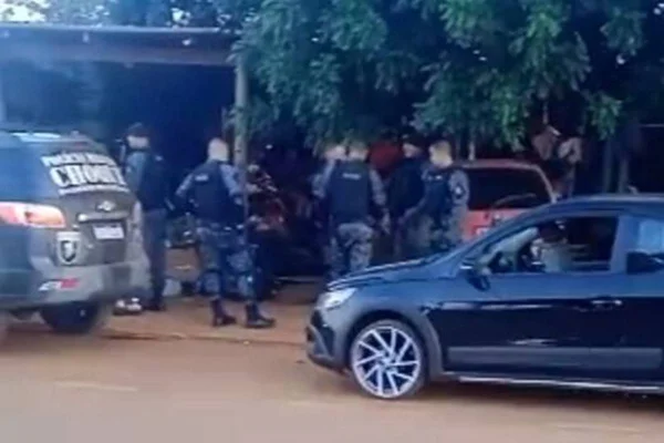 imagem colorida mostra viatura e policiais em frente a borracharia em campo grande - Metrópoles