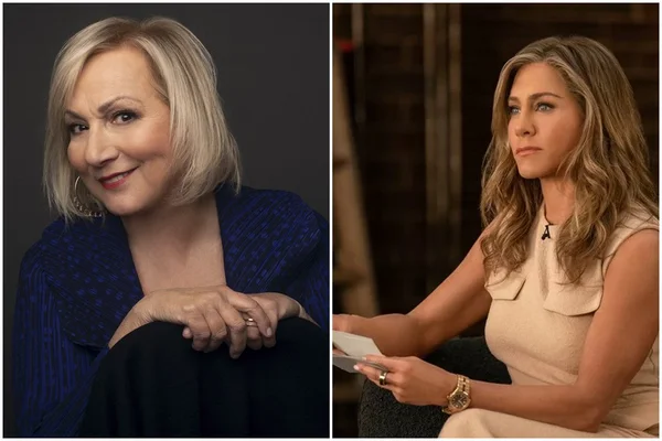 Mimi Leder e Jennifer Aniston. Duas mulheres loiras, brancas. A primeira está de blazer azul escuro e sorrindo. A segunda está de blusa creme em um estúdio - Metrópoles