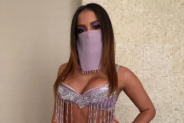 Depois de Tiazinha, Anitta aparece fantasiada de Feitiçeira em bloco
