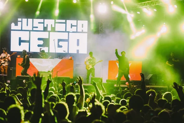 foto colorida de show do baiana system com publico em frente ao palco - metrópoles