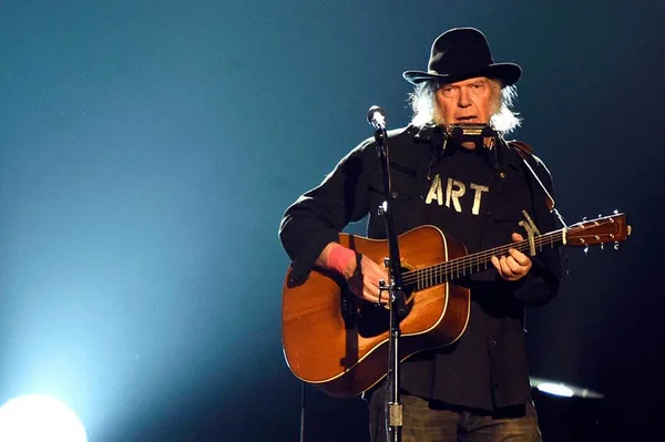Crítica: em “Earth”, Neil Young mistura sons da natureza com guitarras