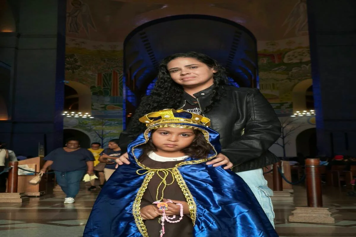 Isabele, de 6 anos, e sua mãe, Francilaine, em Aparecida Isabele, de 6 anos, e sua mãe, Francilaine, em Aparecida