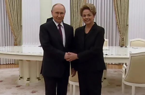 Imagem colorida de Putin e Dilma Rousseff - Metrópoles