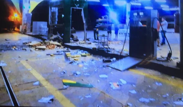 Bandidos explodem cofre em posto de combustível e levam dinheiro
