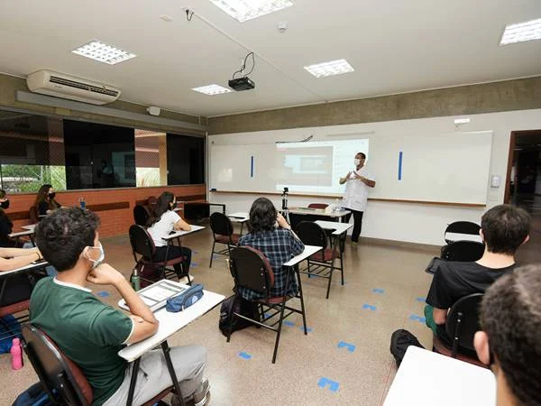 O principal objetivo do ensino híbrido é potencializar o desenvolvimento do aluno O principal objetivo do ensino híbrido é potencializar o desenvolvimento do aluno