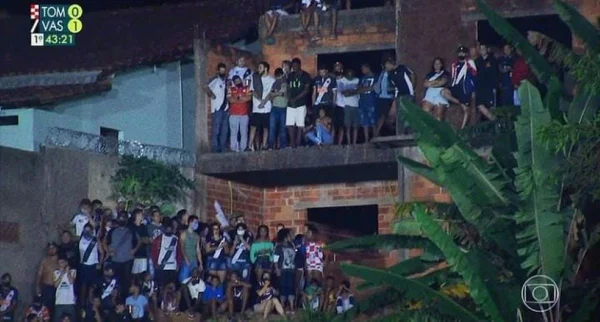 Torcedores do Vasco aglomeram em jogo da Copa do Brasil