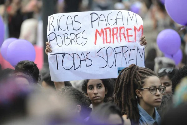 Mulheres protestam contra PEC que proibiria todas as formas de aborto
