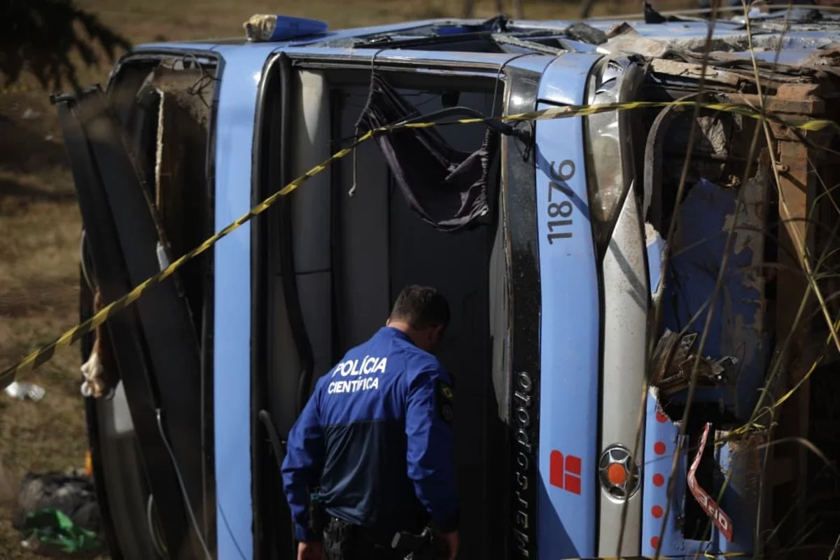 Uma carreta, dois carros e um ônibus se envolveram no acidente Uma carreta, dois carros e um ônibus se envolveram no acidente