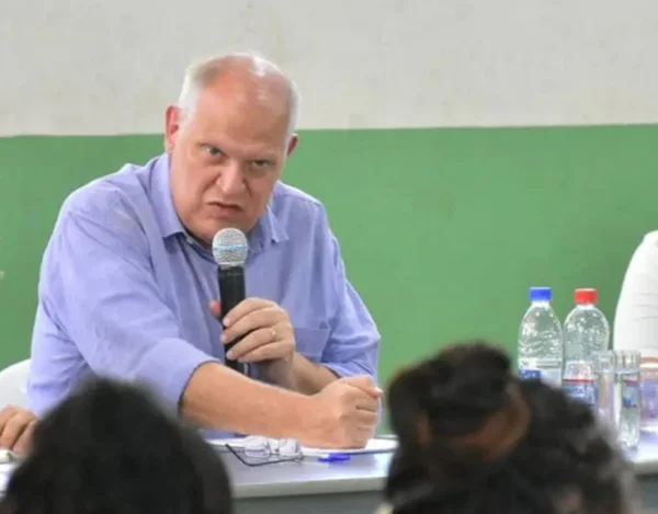 Prefeito de Petrópolis (RJ) é alvo de investigação do MPRJ