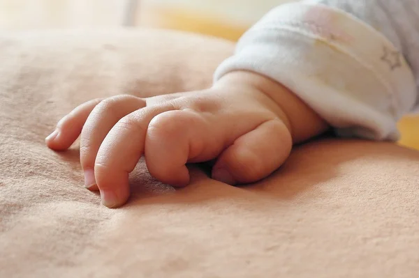 Bebê de 11 meses é encontrado com dois homens adultos em motel