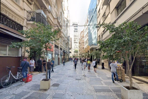 Imagem colorida mostra rua onde aconteceu suspeita de vazamento de gás no centro de SP. Metrópoles