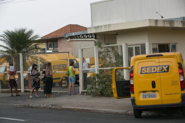 Fila em Centro de Distribuição dos Correios, no SIA