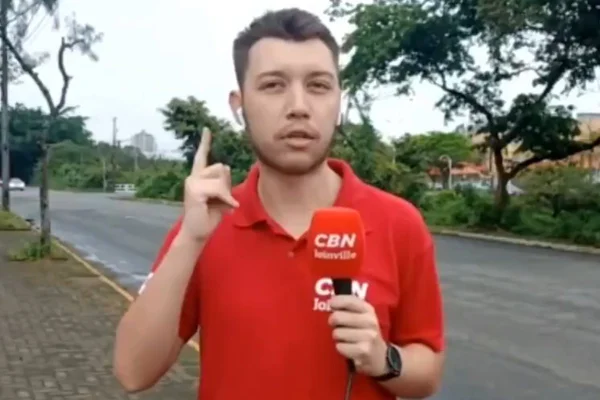 Repórter emociona ao usar Libras em entrada ao vivo em jornal de SC