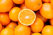 A laranja é outro alimento natural que pode ajudar no controle da diabetes, pois além de ajudar a reduzir os níveis de colesterol, ela possui fibras que auxiliam na compactação do tempo em que o açúcar da fruta é absolvido no organismo. Dessa forma, atua no controle da glicose no sangue. Além disso,  tem baixo índice glicêmico