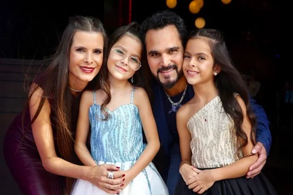 Luciano Camargo com a esposa e filhas gêmeas